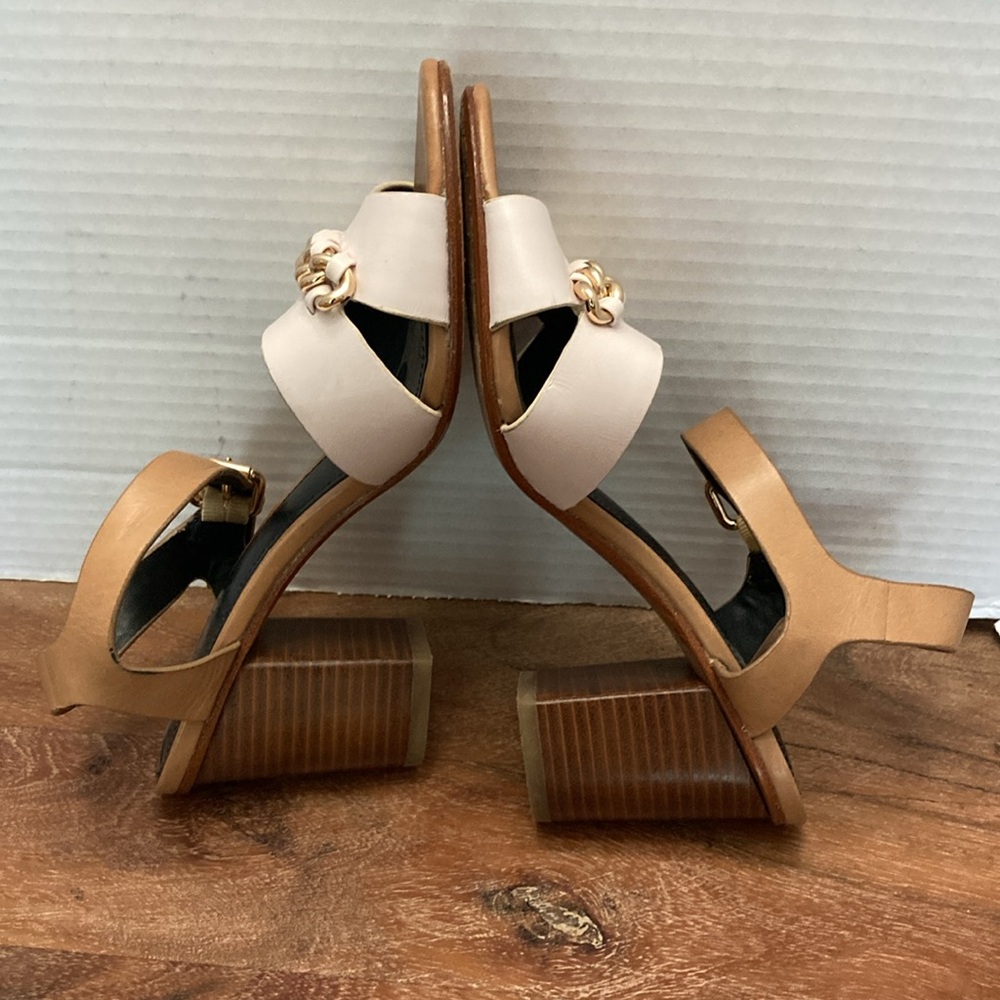 Coach SANDALS. Women's Two-Tone Tan & White Block Heel Sandal with Chain Detail. - Picture 8 of 9